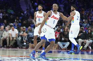 用一個(gè)詞形容隊(duì)友？馬克西：?jiǎn)讨卧?shī)意 恩比德特別 洛瑞老