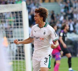 記者：板倉滉已與阿賈克斯達成個人協(xié)議，俱樂部還在和門興談