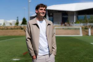 官方：利物浦中場莫頓加盟里昂，轉(zhuǎn)會費(fèi)1500萬歐+20%二轉(zhuǎn)分成