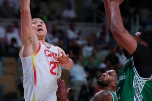 穩(wěn)如磐石！胡金秋上半場5投全中砍11分6籃板 罰球1中1