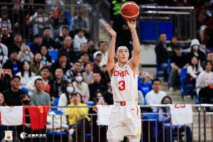 周鵬：可喜的是本場不僅主力得到了休息 小胡童鞋也找回了手感