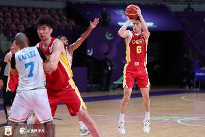 周鵬：自始至終的高強度、高壓力的防守 是本場男籃的取勝之匙