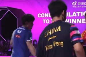 張本智和賽后跟教練模仿王皓握手動(dòng)作，認(rèn)為王皓握手有些敷衍