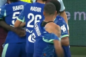 格林伍德友誼賽與維拉后衛(wèi)明斯爆發(fā)沖突，衣服被扯爛