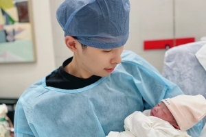 可喜可賀！媒體人曬鄒陽懷抱嬰兒照：恭喜陽仔升級(jí)奶爸啦~