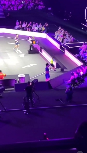 張本智和賽后繞場(chǎng)慶祝最后找王皓，握手時(shí)后者正在指導(dǎo)向鵬