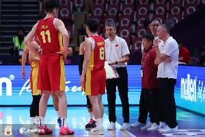 體壇周報(bào)：最團(tuán)結(jié)的中國(guó)男籃背后，是沖破質(zhì)疑的郭士強(qiáng)