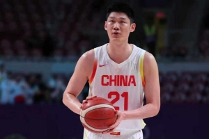 還是最穩(wěn)的點！胡金秋半場5中5貢獻12分&搶下4個前場板