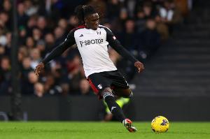 富勒姆后衛(wèi)：曼聯(lián)進(jìn)球前約羅從背后推了我，這應(yīng)該是個(gè)明顯的犯規(guī)