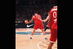 帥慘了！慢鏡頭看申京假傳戲耍防守 腦后傳球驚艷全場！