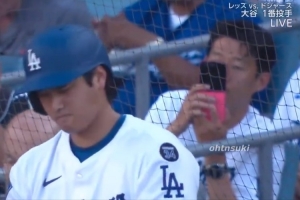 兩位亞洲體育天王！孫興慜觀戰(zhàn)MLB道奇，前排手機(jī)抓拍大谷翔平