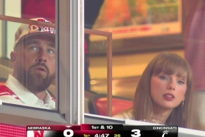 訂婚后首次公開露面！泰勒-斯威夫特與男友看橄欖球比賽