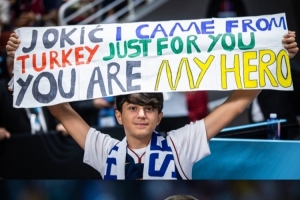 值了！小球迷從土耳其到里加只為看約基奇 后者爆砍39+10帶隊(duì)險(xiǎn)勝