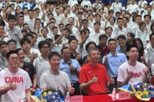 開學(xué)驚喜！郭士強胡明軒朱俊龍現(xiàn)身華南師范大學(xué)附中和師生交流