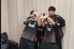 EDG官方發(fā)布拍攝花絮：鏡頭里有兄弟行動(dòng)困難 鏡頭外有兄弟在偷笑