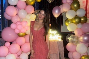 魔鬼身材！谷愛凌曬照慶祝22歲生日，粉裙出鏡展示完美身材