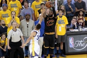 美記：歐文投進(jìn)NBA歷史著名關(guān)鍵球 他和追夢(mèng)克萊入選名人堂無懸念