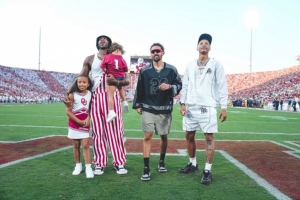 回母?？辞?！特雷-楊&希爾德&費爾斯返?？撮蠙烨虮荣? >
                                        </div>
                                    </div>
                                                                        <div   id=