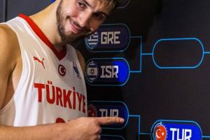 你小子！申京假動作想把土耳其隊標貼到決賽 最終老實貼到了8強