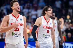 爆砍24分16板6助2帽率隊晉級八強！申京：為了國旗我們將戰(zhàn)斗到底