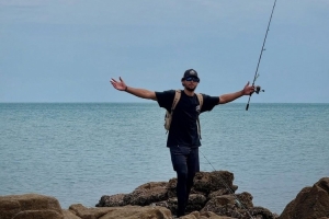 除了籃球啥都玩！西蒙斯曬近期動態(tài)：出游+釣魚+玩橄欖球