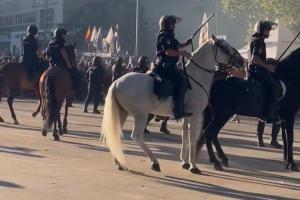 場面失控伯納烏球場外大批馬賽球迷與警方爆發(fā)沖突