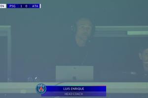 又來？恩里克在看臺(tái)頭戴耳機(jī)指揮巴黎，此前法甲就有類似情況