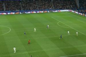 有球迷沖場(chǎng)！安保人員進(jìn)入場(chǎng)地內(nèi)，巴黎比賽短暫中止后恢復(fù)