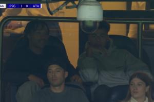 因傷缺席本場(chǎng)大名單！鏡頭給到看臺(tái)上觀戰(zhàn)的杜埃