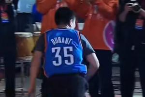 嚴(yán)父型球迷！徐靜雨場上怒換杜蘭特雷霆球衣 追夢一旁鼓掌大笑