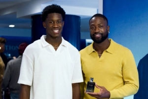 表情略顯拘謹(jǐn)！76人探花埃奇庫姆與韋德參加活動(dòng)并合影