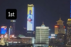 亮相中國上海外灘巨幕！追夢：媽媽我做到了 永懷感恩！