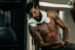 中鋒持球后衛(wèi)扣籃！76人官推曬訓(xùn)練視頻 恩比德連線馬克西