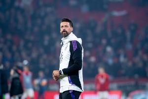 德媒：一名海登海姆球迷從看臺跌落受傷，直升機降落在球場上救援