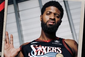 還挺帥！喬治中文社媒曬自己身穿76人經典黑色球衣照：英雄歸來