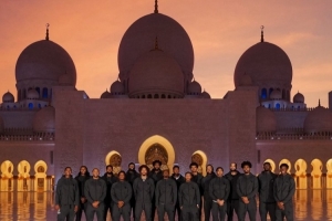 到此一游！76人曬全隊(duì)在阿布扎比地標(biāo)謝赫扎伊德清真寺合照！