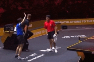 林高遠(yuǎn)不敵梁靖崑無緣晉級(jí)后，離場(chǎng)時(shí)遺憾的摸了摸兩邊球臺(tái)