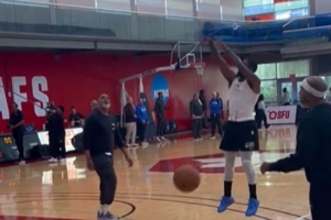 恢復(fù)相當(dāng)好！歐文在球隊訓(xùn)練中練習(xí)后撤步投籃 動作相當(dāng)絲滑