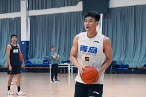 青島國(guó)信制藥男籃假期不停練！