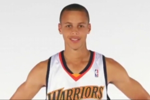 勇士眾將看庫里新秀照 庫里：希望這家伙會驕傲17年后他變成了我