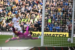 奧卡福對陣熱刺進球時，球門邊上出現(xiàn)一個沙灘球?