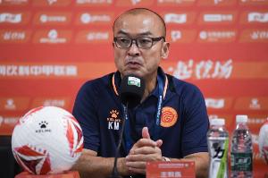 阿薩莫阿被推撞到廣告牌！前田浩二怒批：重慶這么想贏？不丟人嗎