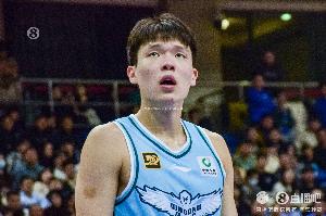 當(dāng)年楊瀚森在山東打青年聯(lián)賽時(shí) 徐長(zhǎng)鎖發(fā)掘了他并引進(jìn)到青島