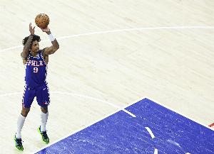 表現(xiàn)挺全面！烏布雷半場(chǎng)7中3&罰球6中5拿到12分5板2助2斷1帽