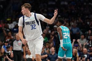 攻防一體實(shí)力超群！弗拉格半場(chǎng)7中4得到11分3板4助3斷 正負(fù)值+9！