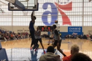 恩比德在隊(duì)內(nèi)訓(xùn)練賽完成暴扣 時(shí)隔8月首次在公開(kāi)場(chǎng)合亮相！