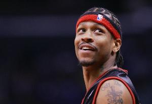 艾弗森：當(dāng)我有錢(qián)后就幫襯身邊的朋友 你不給錢(qián)有人就開(kāi)始質(zhì)疑你