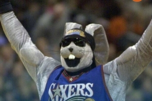 76人官方：吉祥物Hip-Hop兔將在11月9日主場(chǎng)對(duì)陣猛龍的比賽中回歸