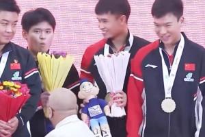 干凈又衛(wèi)生林詩棟頒獎儀式上聞花差點吐了，向隊友吐槽：好臭