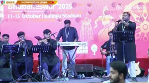 這是在干嘛？樂隊(duì)演奏了40分鐘印度音樂，亞錦賽頒獎(jiǎng)典禮還未開始